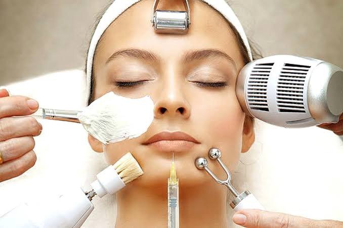 Micro-Needeling face with PRP